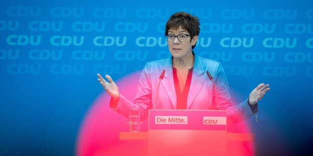 Kramp-Karrenbauer an einem Redepult