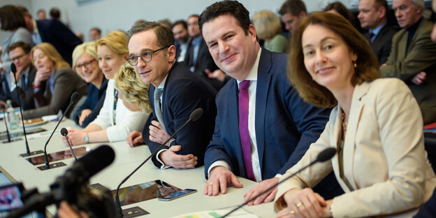 Franziska Giffey, Svenja Schulze, Heiko Maas, Hubertus Heil und Katarina Barley sitzen in einer Zusammenkunft der SPD-Fraktion im Reichstagsgebäude Franziska Giffey, Svenja Schulze, Heiko Maas, Hubertus Heil und Katarina Barley sitzen in einer Zusammenkunft der SPD-Fraktion im Reichstagsgebäude