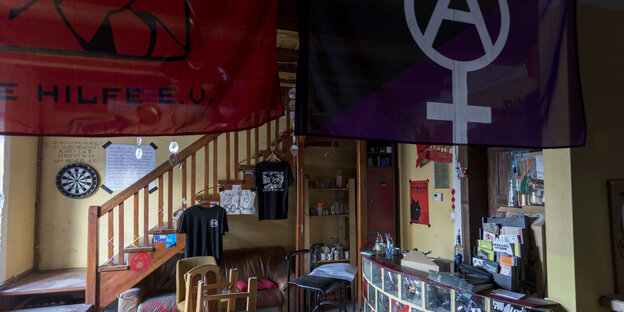 In einem Zimmer hängen Antifa-Plakate In einem Zimmer hängen Antifa-Plakate