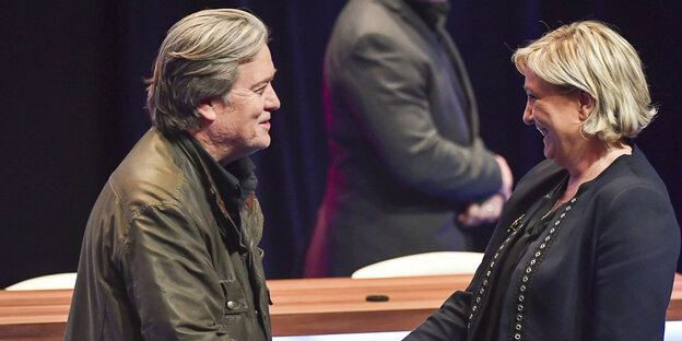 Marine Le Pen und Steve Bannon schütteln sich artig die Hand Marine Le Pen und Steve Bannon schütteln sich artig die Hand