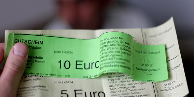 Zwei Lebensmittelgutscheine für 10 und 5 Euro aus Papier Zwei Lebensmittelgutscheine für 10 und 5 Euro aus Papier