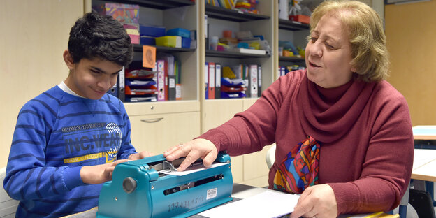 Lehrerin mit blindem Flüchtlingsjungen Lehrerin mit blindem Flüchtlingsjungen
