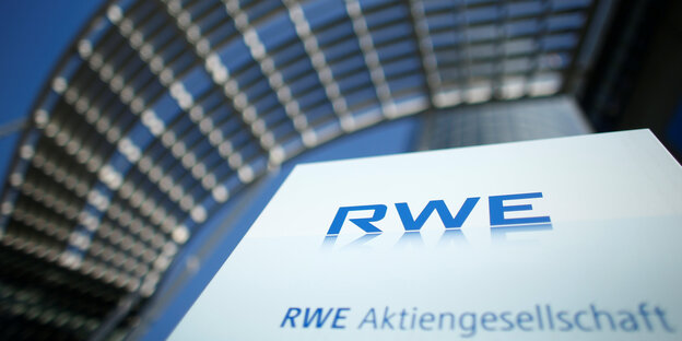 Das Firmenlogo von RWE in Essen Das Firmenlogo von RWE in Essen