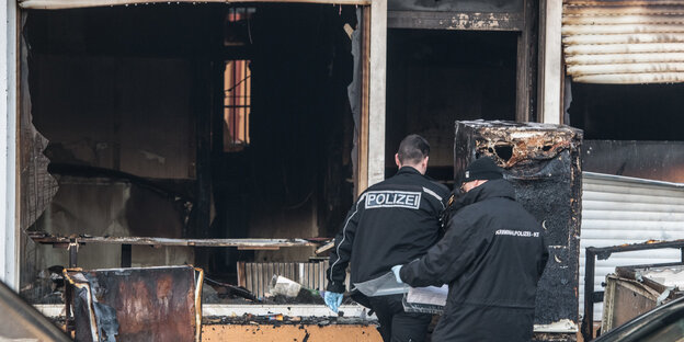 Kriminaltechniker der Polizei gehen in ein von einem Feuer zerstörtes Gebäude an der Berliner Kühleweinstraße, in der ein Moscheeverein untergebracht ist Kriminaltechniker der Polizei gehen in ein von einem Feuer zerstörtes Gebäude an der Berliner Kühleweinstraße, in der ein Moscheeverein untergebracht ist