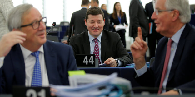 Generalsekretär Martin Selmayr sitzt hinter EU-Kommissionschef Jean-Clauder Juncker und Michel Barnier. Generalsekretär Martin Selmayr sitzt hinter EU-Kommissionschef Jean-Clauder Juncker und Michel Barnier.