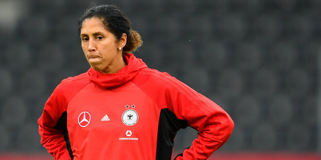 Steffi Jones in rotem Trikot Steffi Jones in rotem Trikot
