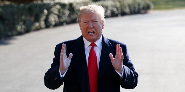 Donald Trump spricht zu Journalisten, bevor er nach Kalifornien fliegt, wo er die Prototypen für seine Grenzmauer besichtigen wird Donald Trump spricht zu Journalisten, bevor er nach Kalifornien fliegt, wo er die Prototypen für seine Grenzmauer besichtigen wird