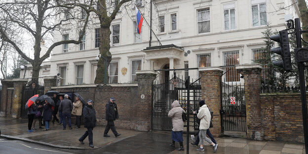 Polizisten laufen an der russischen Botschaft in London vorbei Polizisten laufen an der russischen Botschaft in London vorbei