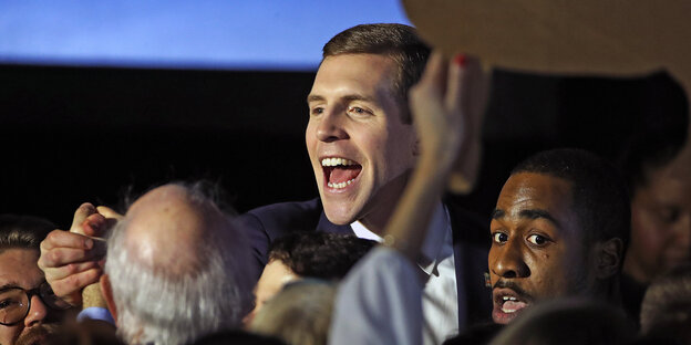 Conor Lamb jubelt umgeben von anderen Menschen Conor Lamb jubelt umgeben von anderen Menschen