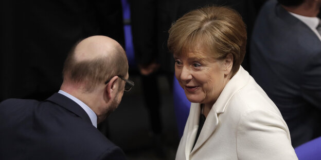 Angela Merkel spricht mit Martin Schulz Angela Merkel spricht mit Martin Schulz