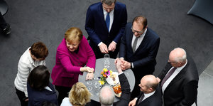 Merkel, Seehofer, Scholz und andere drängen sich um einen Stehtisch