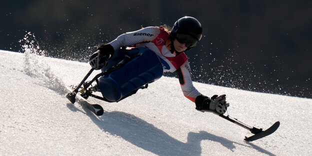 Anna Schaffelhuber auf Skiern in Schräglage am schneebedeckten Hang