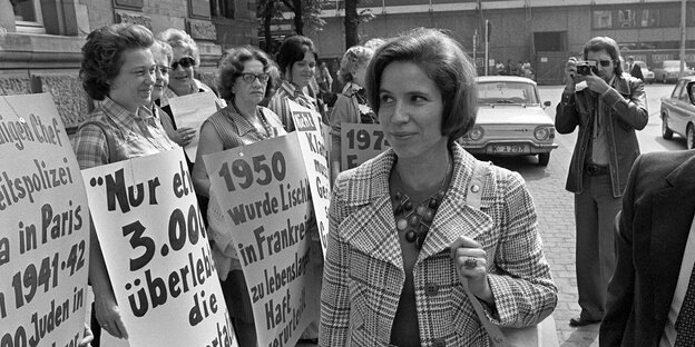 Beate Klarsfeld 1971 vor dem Gericht in Köln neben demonstrierenden Frauen Beate Klarsfeld 1971 vor dem Gericht in Köln neben demonstrierenden Frauen