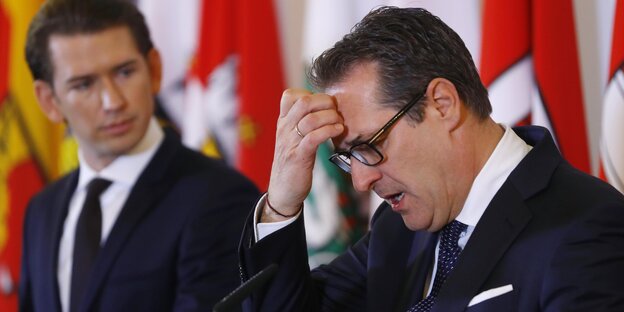 Strache fasst sich an die Stirn, im Hintergrund Kanzler Kurz Strache fasst sich an die Stirn, im Hintergrund Kanzler Kurz