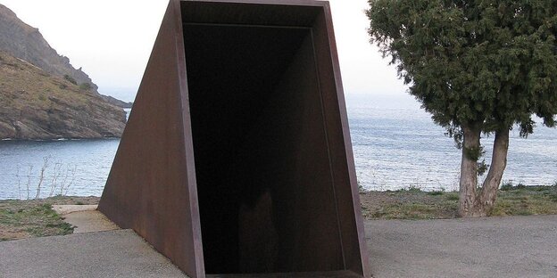 Das Denkmal für Walter Benjamin, Blick in den dunklen Eingang Das Denkmal für Walter Benjamin, Blick in den dunklen Eingang