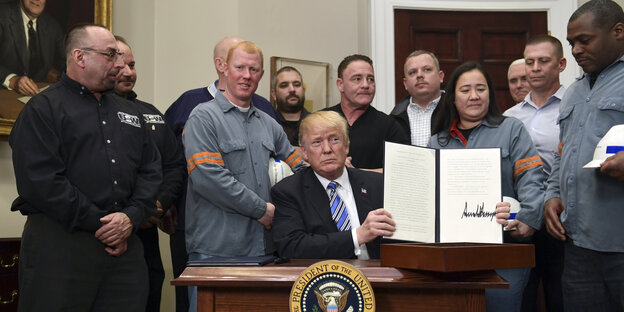 US-Präsident Trump, als er am vergangenen Freitag in Washington im Beisein von Stahlarbeitern Strafzölle ankündigt US-Präsident Trump, als er am vergangenen Freitag in Washington im Beisein von Stahlarbeitern Strafzölle ankündigt