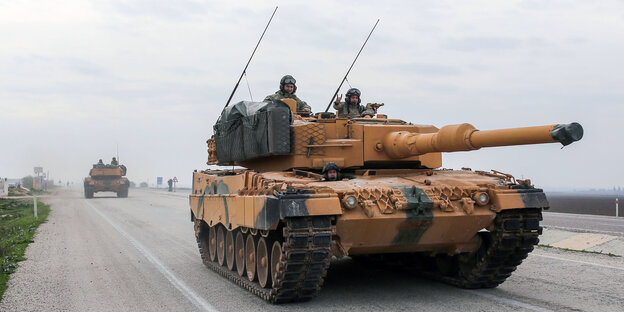 Ein Panzer mit Besatzung Ein Panzer mit Besatzung