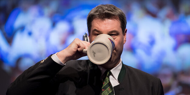 Markus Söder trinkt ein Bier Markus Söder trinkt ein Bier