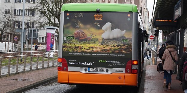 Bus mit Busenschnecke-Werbung Bus mit Busenschnecke-Werbung