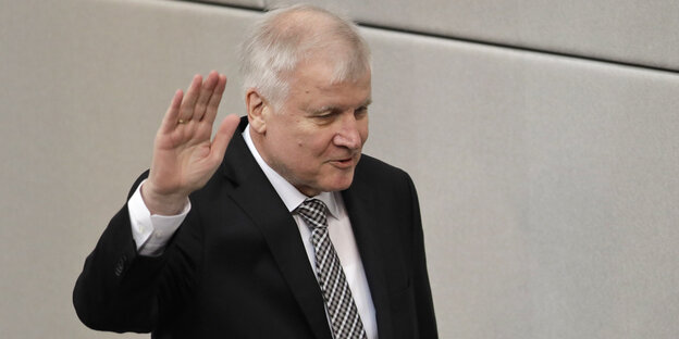 Seehofer mit erhobener Schwurhand Seehofer mit erhobener Schwurhand