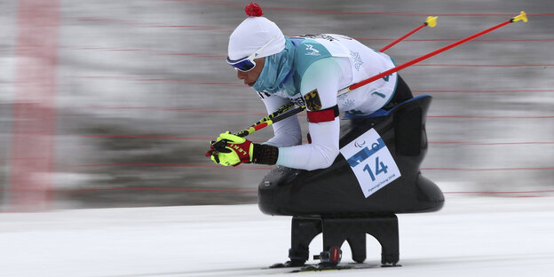 Eine Biathletin fährt über die Strecke Eine Biathletin fährt über die Strecke