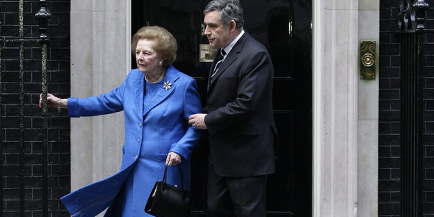 Margaret Thatcher und Gordon Brown, der sie am Arm hält, vor Downing Street 10 Margaret Thatcher und Gordon Brown, der sie am Arm hält, vor Downing Street 10