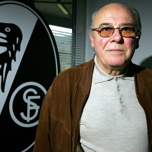 Der ehemalige Präsident des FC Freiburg, Achim Stocker, vor einem Vereinslogo Der ehemalige Präsident des FC Freiburg, Achim Stocker, vor einem Vereinslogo
