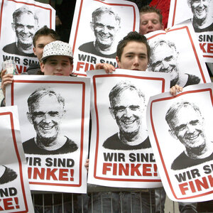 Fans mit Schildern auf denen "Wir sind Finke" steht Fans mit Schildern auf denen "Wir sind Finke" steht