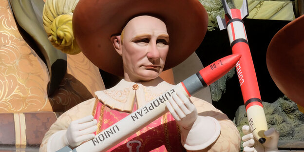 Eine Putin-Puppe mit Rakete Eine Putin-Puppe mit Rakete