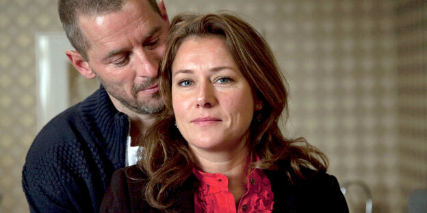 Ministerpräsidentin Birgitte Nyborg (Sidse Babett Knudsen) und Phillip (Mikael Birkjær) sind glücklich verheiratet in einer Szene der ersten Folge der Serie „Borgen – Gefährliche Seilschaften“ Ministerpräsidentin Birgitte Nyborg (Sidse Babett Knudsen) und Phillip (Mikael Birkjær) sind glücklich verheiratet in einer Szene der ersten Folge der Serie „Borgen – Gefährliche Seilschaften“