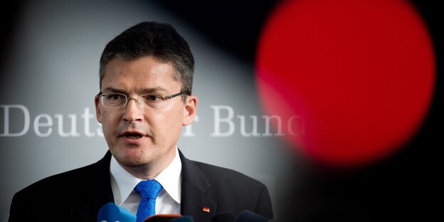 ein Mann spricht in Mikrofone ein Mann spricht in Mikrofone