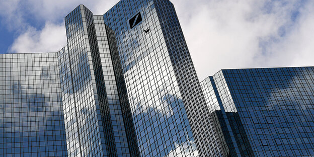 Über die Zentrale der Deutschen Bank ziehen Wolken hinweg Über die Zentrale der Deutschen Bank ziehen Wolken hinweg