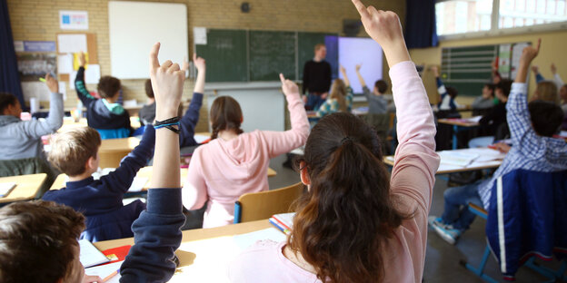 Schüler in der Klasse melden sich Schüler in der Klasse melden sich
