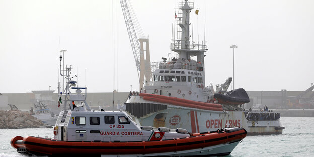 Das spanische Flüchtlingsrettungsschif „Open Arms“ Das spanische Flüchtlingsrettungsschif „Open Arms“