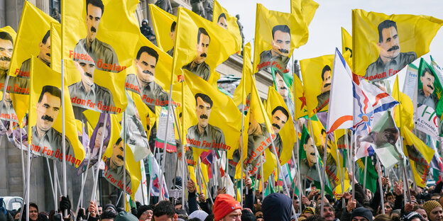Demonstration halten unzählige Fahne mit einem Portrait von PKK-Führer Öcalan auf gelben Grund in die Luft Demonstration halten unzählige Fahne mit einem Portrait von PKK-Führer Öcalan auf gelben Grund in die Luft