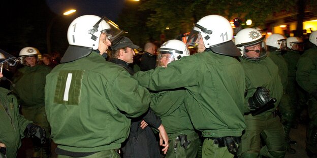 Polizisten im Einsatz Polizisten im Einsatz