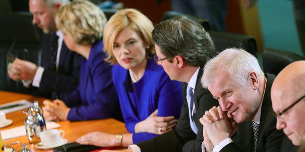 Horst Seehofer, Svenja Schulze, Julia Klöckner und weitere Politiker sitzen nebeneinander und unterhalten sich Horst Seehofer, Svenja Schulze, Julia Klöckner und weitere Politiker sitzen nebeneinander und unterhalten sich