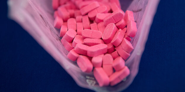 Eine Tüte mit rosa Pillen, es ist Ecstasy Eine Tüte mit rosa Pillen, es ist Ecstasy