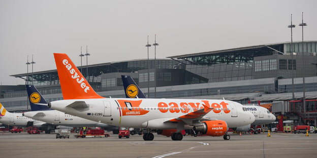 Ein weiß-orangenes Flugzeug der Airline Easyjet. Ein weiß-orangenes Flugzeug der Airline Easyjet.