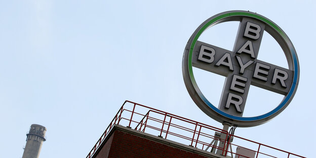 Das Bayer-Logo auf einem Werk in Wuppertal Das Bayer-Logo auf einem Werk in Wuppertal