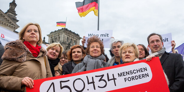 Frauen mit einem Plakat in den Händen