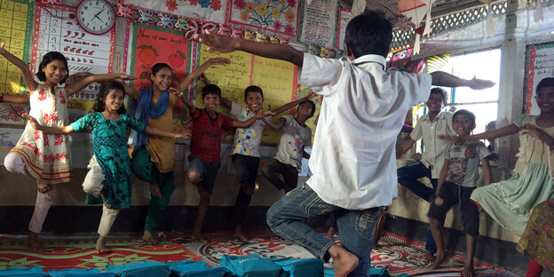 Kinder spielen im Flüchtlingscamp Kutupalong Kinder spielen im Flüchtlingscamp Kutupalong