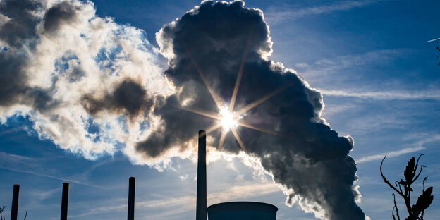 Dampfwolken eines Kraftwerks in Hessen vor der Sonne Dampfwolken eines Kraftwerks in Hessen vor der Sonne