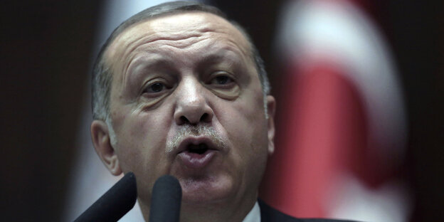 Erdogan spricht mit gespitzten Lippen Erdogan spricht mit gespitzten Lippen