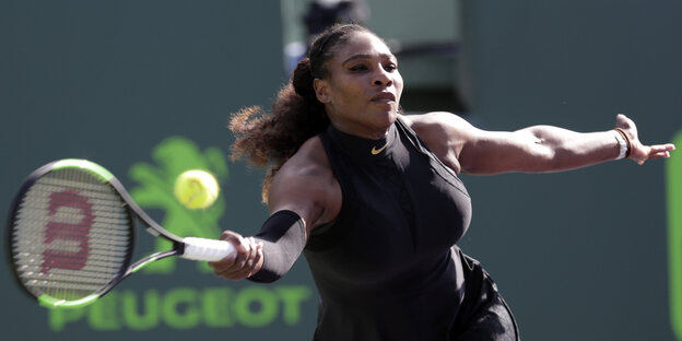 Serena Williams streckt ihren Tennisschläger nach einem Ball Serena Williams streckt ihren Tennisschläger nach einem Ball