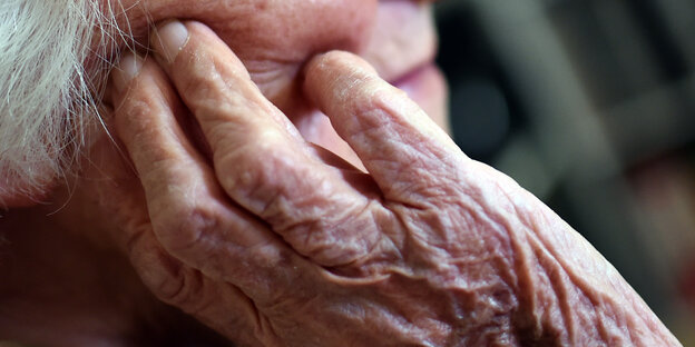 Die Hand einer ältern Frau Die Hand einer ältern Frau