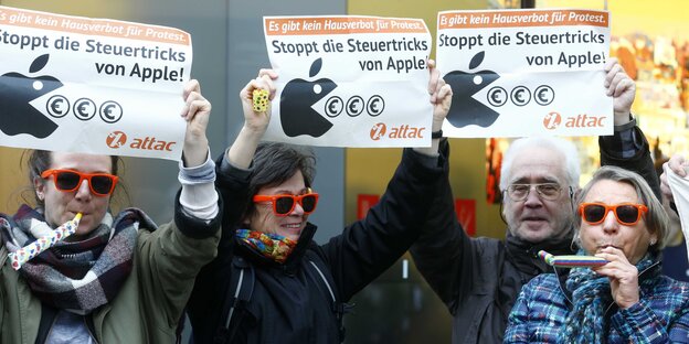 Attac-Aktivisten mit Transparenten Attac-Aktivisten mit Transparenten