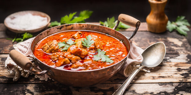 Ein Teller Gulasch steht auf einem Tisch Ein Teller Gulasch steht auf einem Tisch