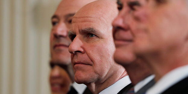 Fünf Menschen stehen in einer Reihe, in der Mitte der derzeitig noch aktive US-Sicherheitsberater H.R. McMaster Fünf Menschen stehen in einer Reihe, in der Mitte der derzeitig noch aktive US-Sicherheitsberater H.R. McMaster