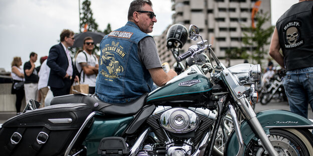 Biker auf einer Harley-Davidson Biker auf einer Harley-Davidson